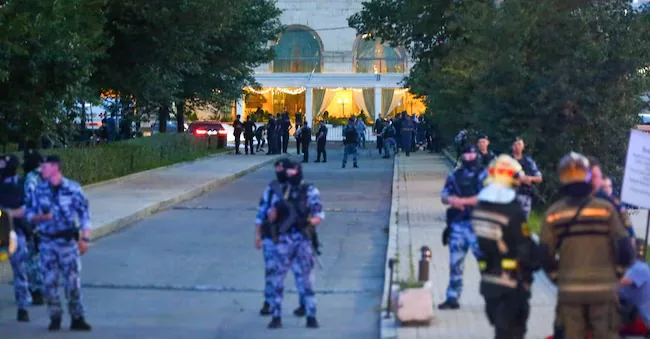 The police isolate an area near a restaurant in Moscow where a deadly explosion occurred on Saturday, August 1, 2026. (Sergei Vedyashkin/Moscow News Agency via AP) APN