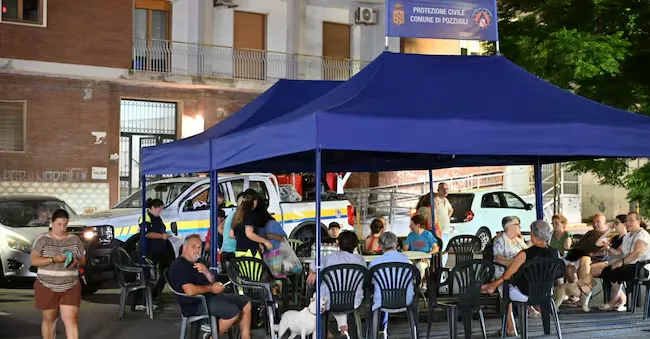 People on the street after the magnitude 4.7 earthquake tremor, recorded in the evening with epicenter in the Campi Flegrei. Pozzuoli, Naples, July 31, 2026. ANSA/Felice De Martino PHOTO/ANSA/FELICE DE MARTINO