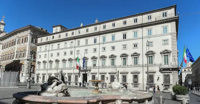 PALAZZO CHIGI DURANTE IL CDM BANDIERE ESPOSTE TRICOLORE IMAGOECONOMICA