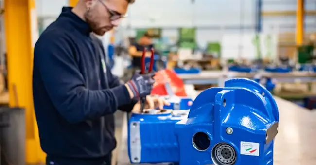 Mechanics, Stm accelerates in the English market