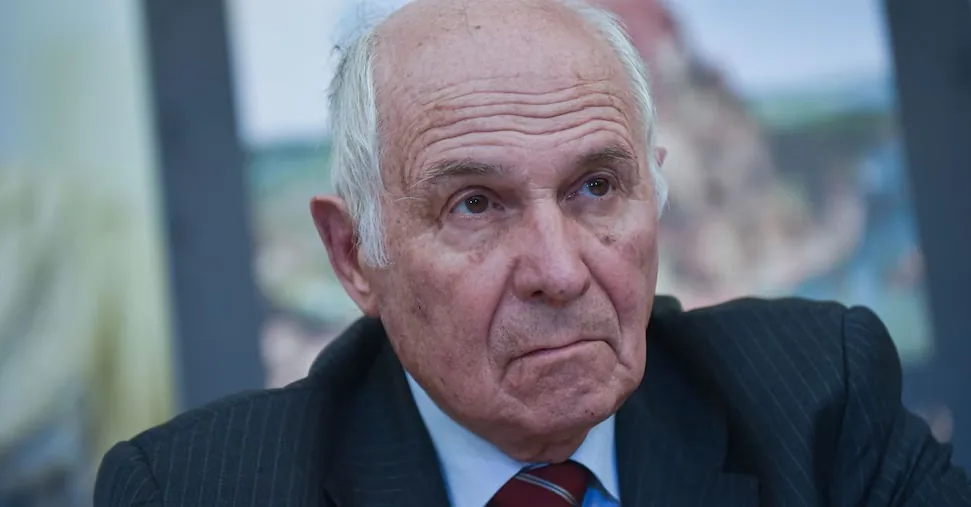 Italian fighter jet hit, General Camporini: "The risk is always there, even on a base"