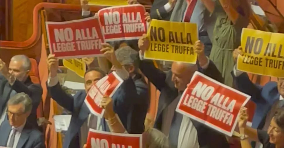 Electoral law, Senate approval with 113 yes votes. The opposition protests in the Chamber: «Law ...