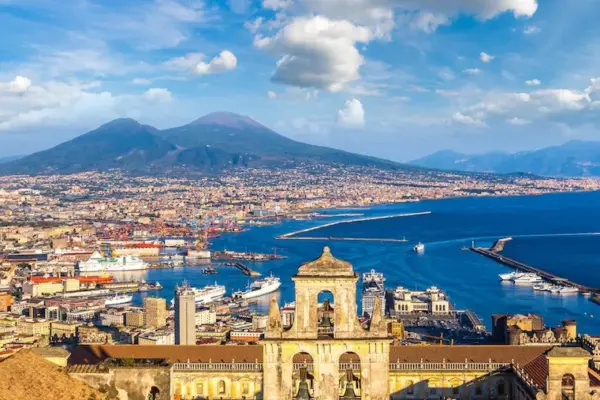 Napoli, nei condomini limite del 30% per gli affitti brevi