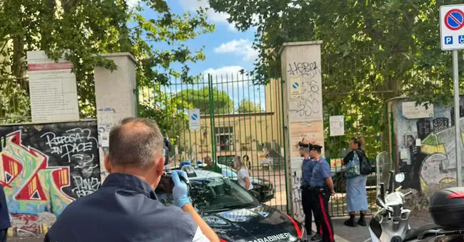 Violence at school, in Rome 13-year-old student stabs teacher