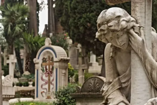 Tragedy in Rieti: boulder detaches and crushes funeral procession, one woman loses her life