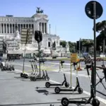 Shared mobility, scooters and mopeds collapse, car and bike sharing on the rise