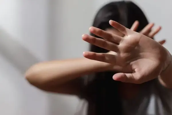 Violence against women: 3 million Italian women victims of abuse before the age of 16