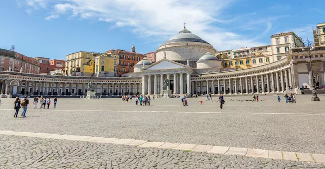 PIazza del Plebiscito, Napoli (AdobeStock)