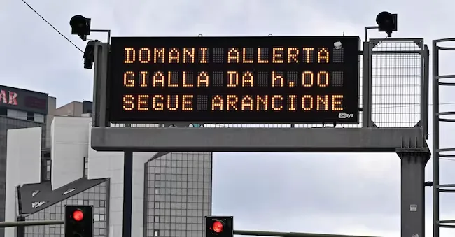 A luminous sign warns of Yellow Alert from midnight until 6 a.m. on September 17, then changing to Orange level Alert until 2 p.m. After 2 p.m. until 4 p.m. it will remain Yellow Alert, for widespread bad weather with thunderstorms and rain over the central-eastern Liguria. Genoa, September 16, 2026.
ANSA/LUCA ZENNARO ANSA