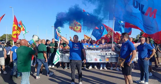 Some protesters during the mobilization promoted by Fim, Fiom, Uilm and Usb, against the risk of collective layoffs in Taranto,  (ANSA)