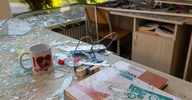 Fragments of glass are scattered on a desk in a school damaged by a nearby impact following missile and drone attacks launched by Russia against Kyiv, in the context of the Russian offensive against Ukraine, in Kyiv, Ukraine, on September 17, 2026. REUTERS/Thomas Peter REUTERS
