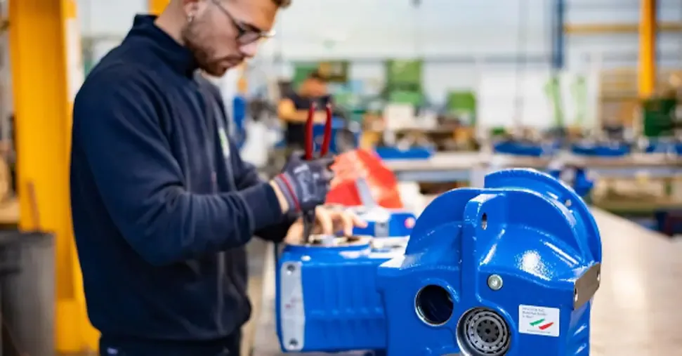 Mechanics, Stm accelerates in the English market